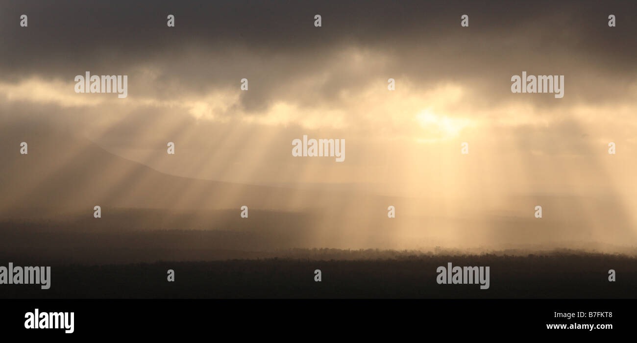 Sonnenstrahlen, die durch Gebirge platzen Stockfoto