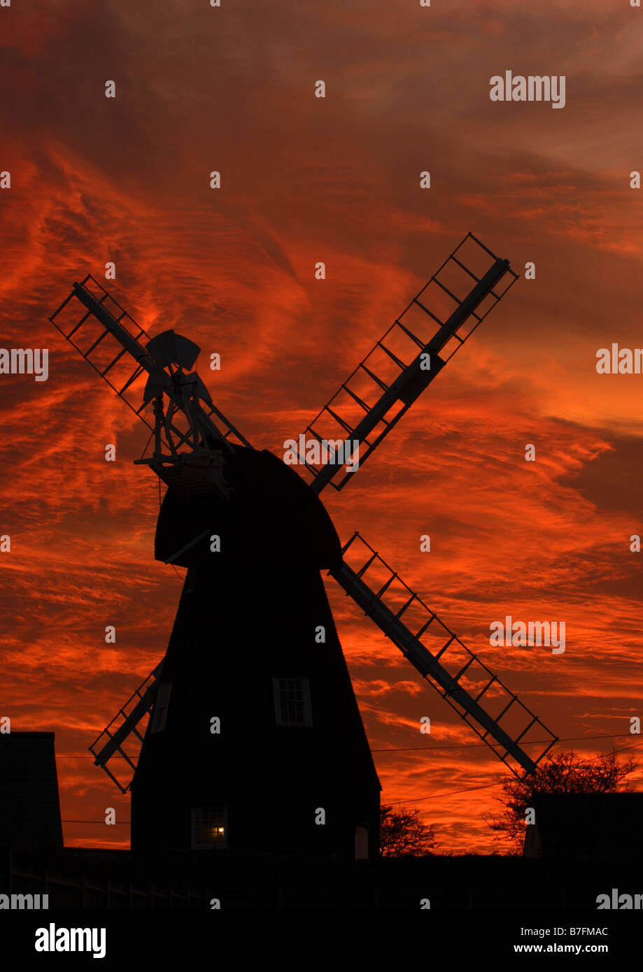 Eine Silhouette einer Windmühle in der Abenddämmerung. Stockfoto