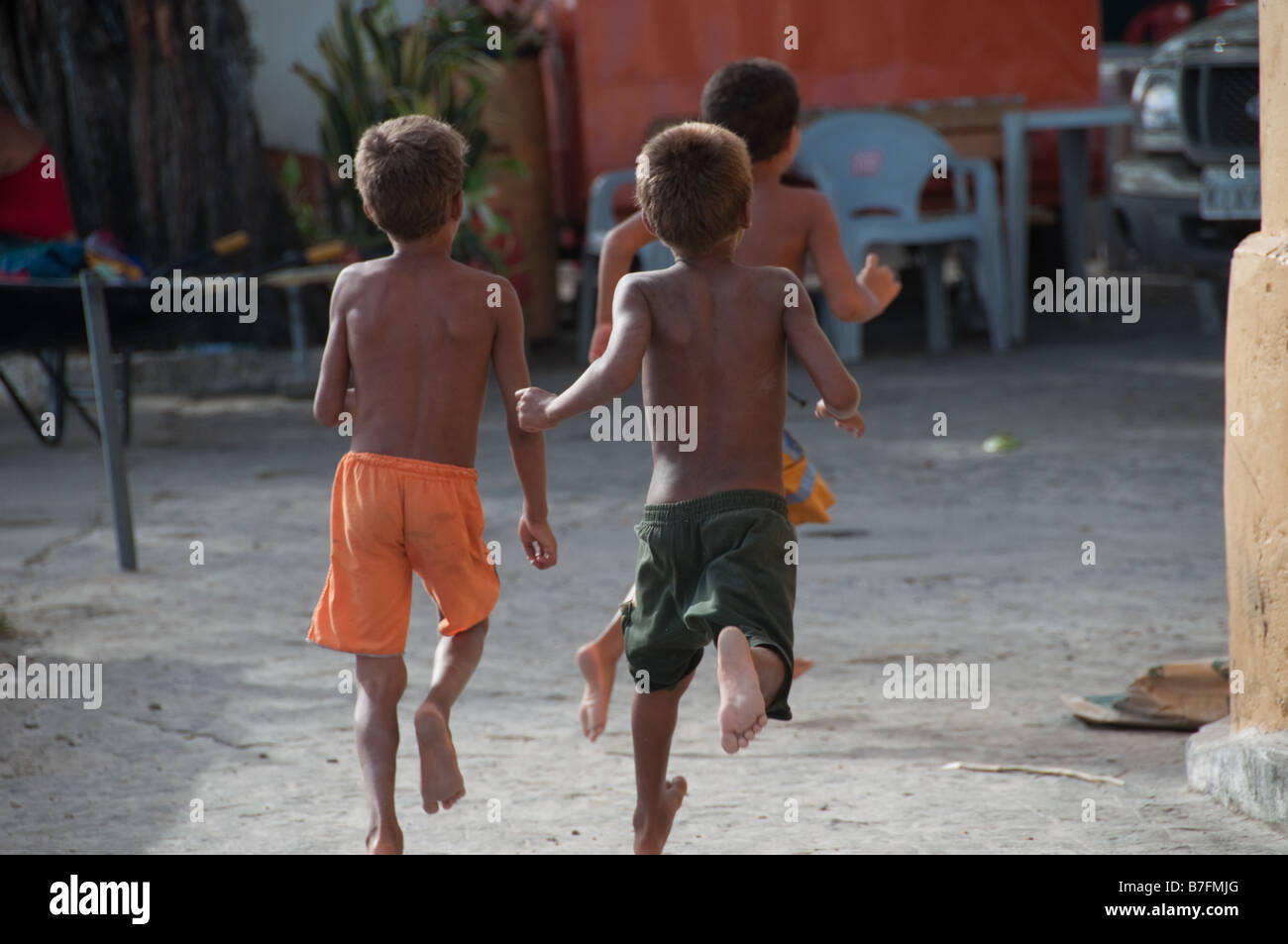 Drei kleine Jungen laufen auf der Straße in der Hoffnung des Erhaltens Münzen von Touristen Stockfoto