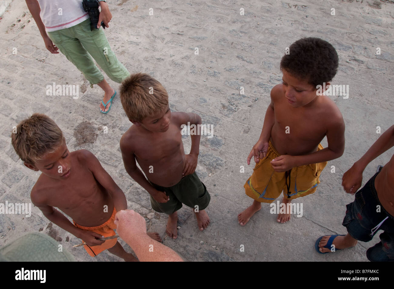 Ein Tourist gibt Geld für vier jungen Piacabucu ist ein indischer Name für die letzte Stadt auf dem Fluss vor dem Punkt es trifft die Atla Stockfoto