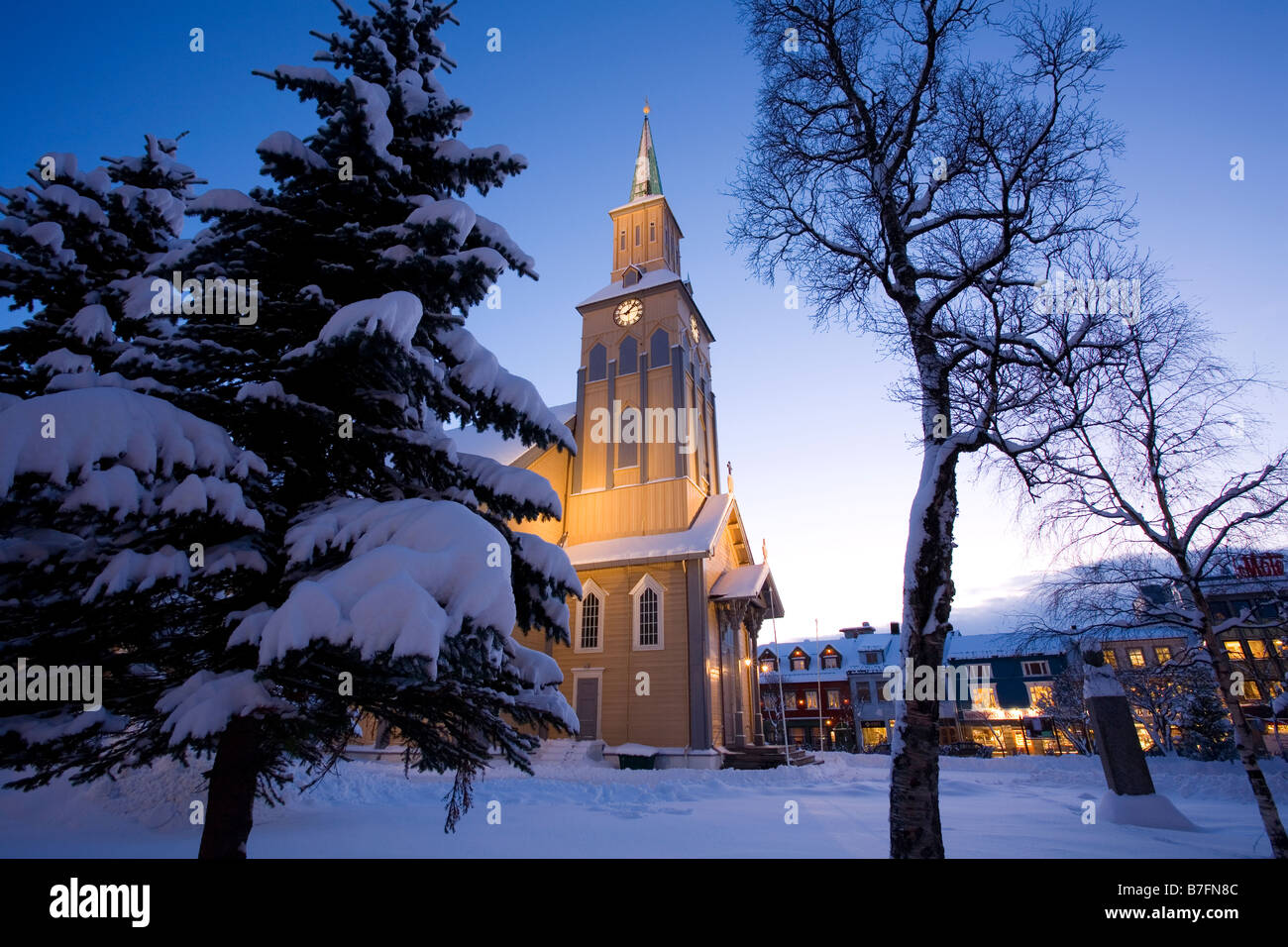 Tromso-Kathedrale in der Abenddämmerung mit Winterschnee, Tromsø, Norwegen Stockfoto