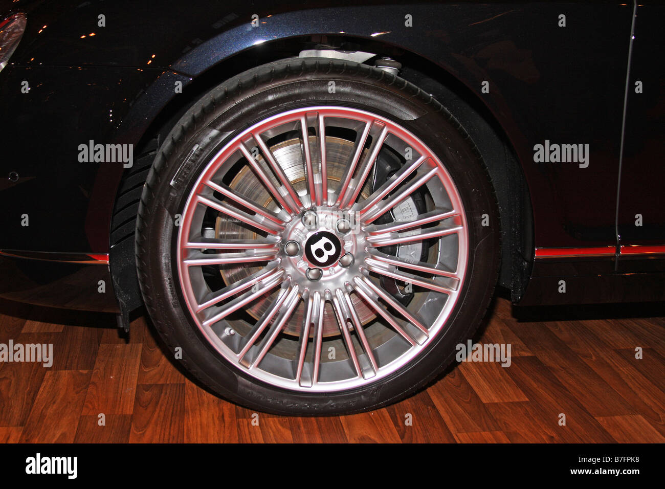 Leichtmetallrad auf Bentley Auto. Stockfoto