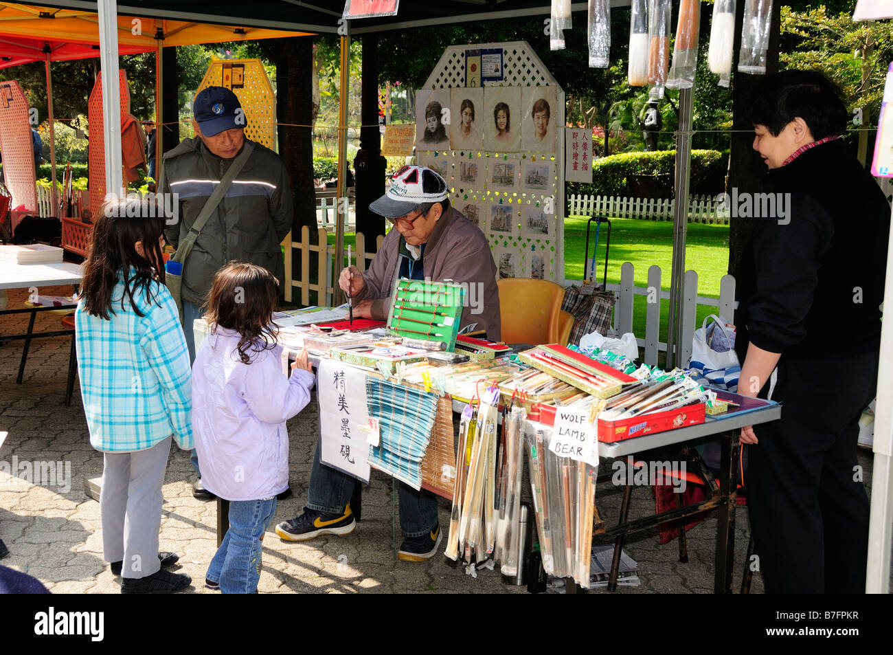 Marktstand mit chinesischer Kalligraphie im Hong Kong Park Stockfoto