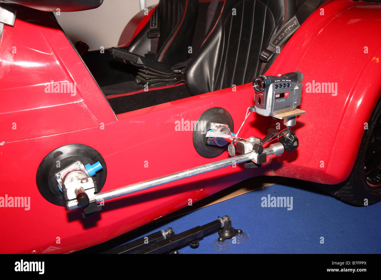 Video Kamera-Anschluss an der Seite eines Sportwagens mit Kamera im Ort. Stockfoto