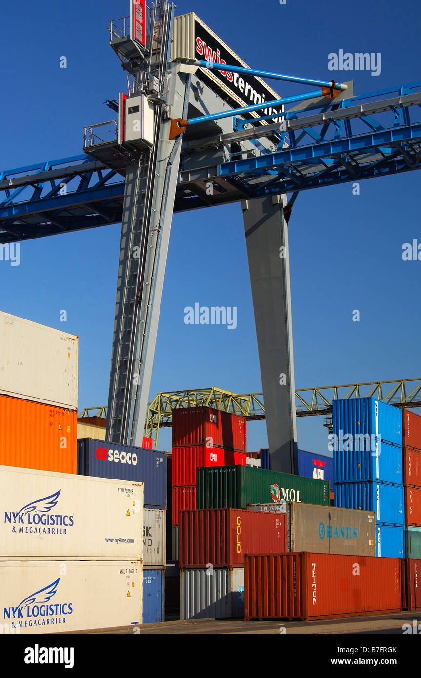 Portalkran auf die Container-Depot der Firma Swissterminal AG, Frenkendorf  in der Nähe von Basel, Schweiz Stockfotografie - Alamy