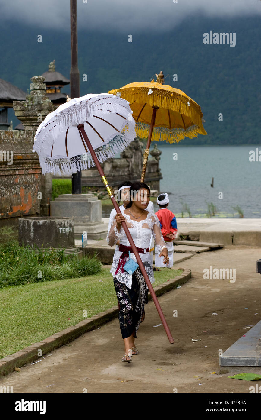 Frauen eine Reinigungszeremonie in Bali genommen. Stockfoto