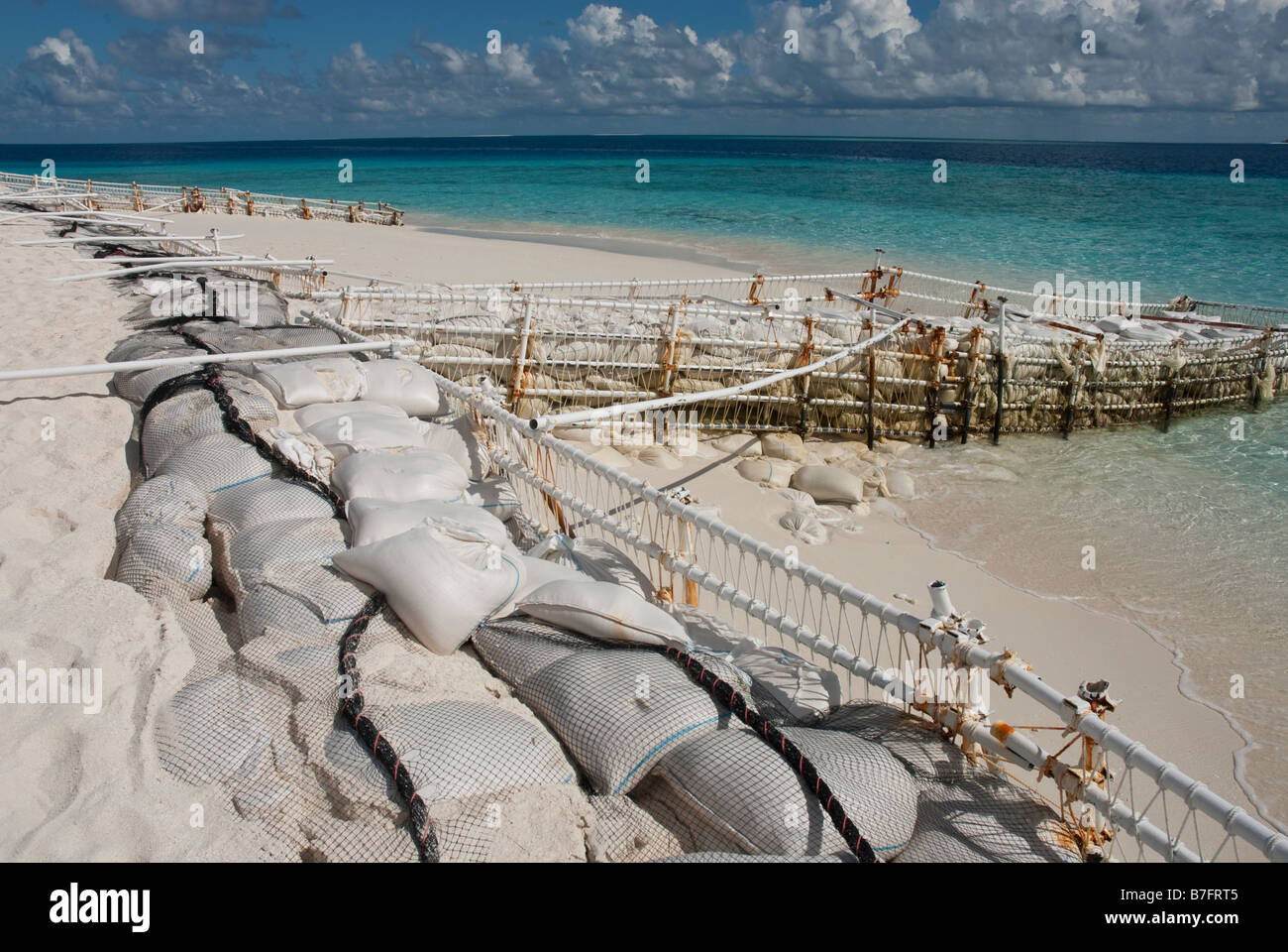 Sandsäcke als eine Form der Küstenschutz verwendet, um die Erosion zu verhindern, dass eine Insel auf den Malediven. Stockfoto Sandsäcke als eine Form der Küstenschutz verwendet, um die Erosion zu verhindern, dass eine Insel auf den Malediven. Stockfoto