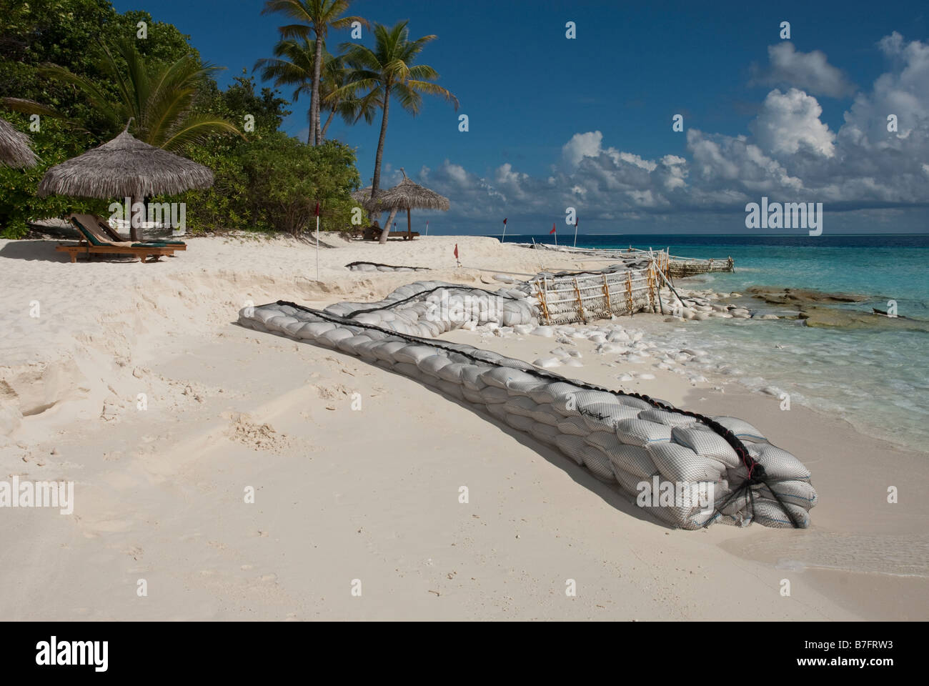 Sandsäcke verwendet als eine Form der Küstenschutz die Erosion eines eine Insel auf den Malediven zu verhindern. Stockfoto Sandsäcke verwendet als eine Form der Küstenschutz die Erosion eines eine Insel auf den Malediven zu verhindern. Stockfoto
