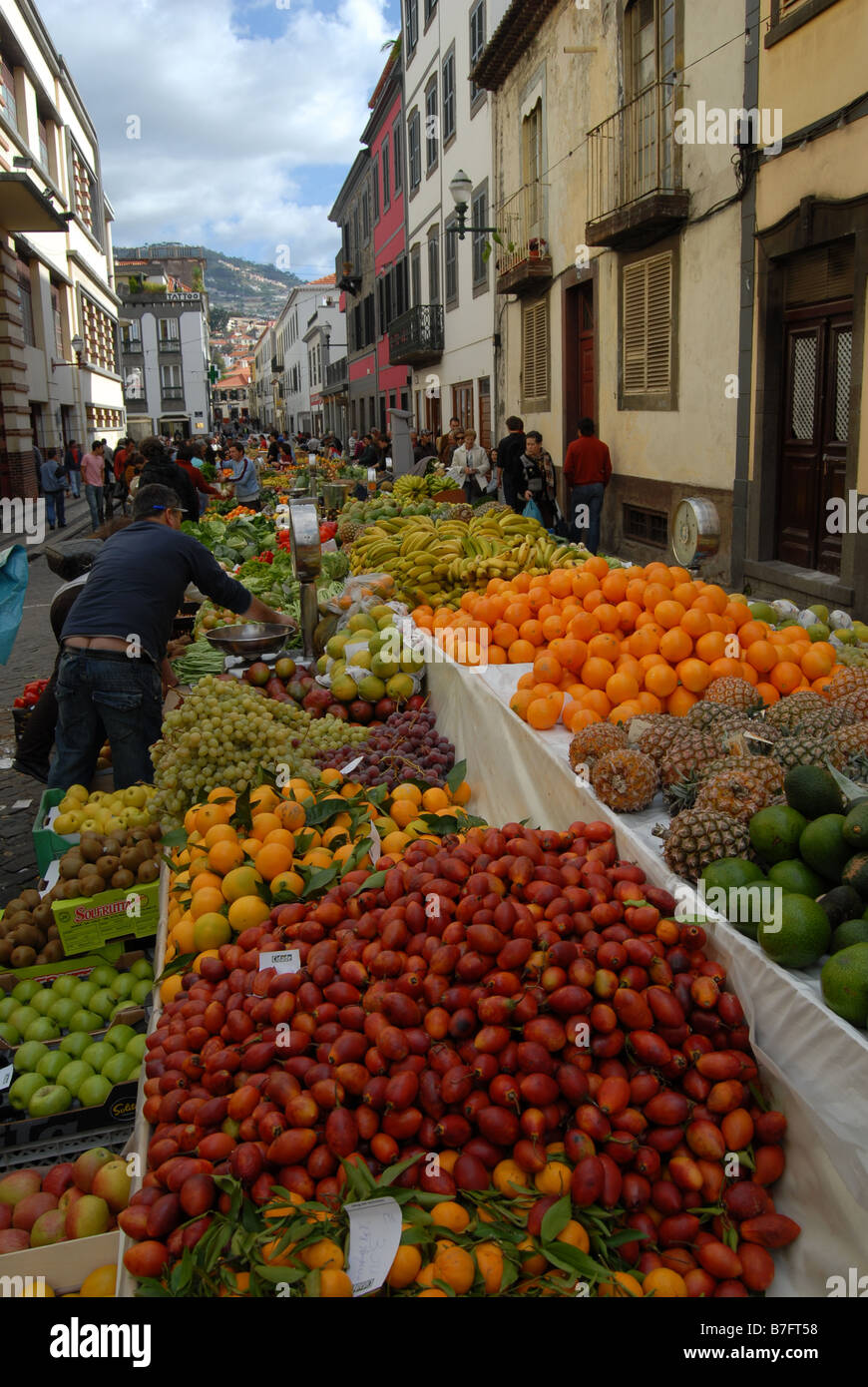 Exotische Früchte verkauft werden im Mercado Dos Lavradores, Funchals belebten Früchte, Kunsthandwerk & Gemüsemarkt in Madeira, Portugal Stockfoto