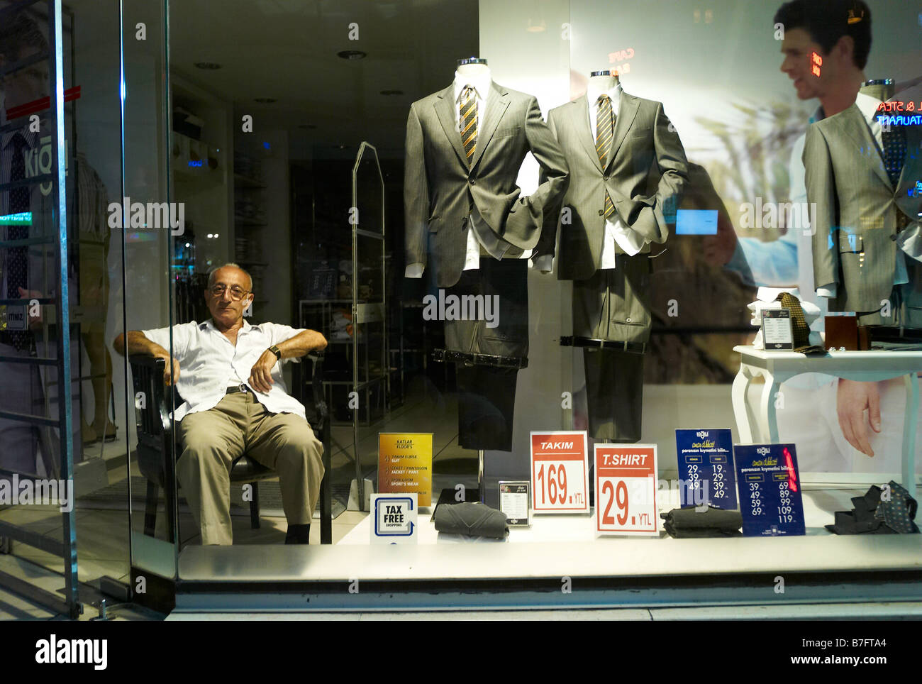 Ein Mann sitzt in seinem Geschäft in der Nacht am Bosporus St in Istanbul Türkei Stockfoto