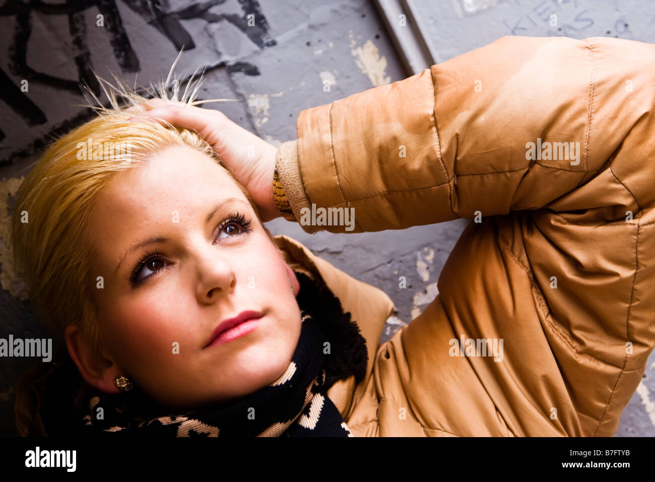 Besorgt die junge Blonde schließen Porträt Stockfoto