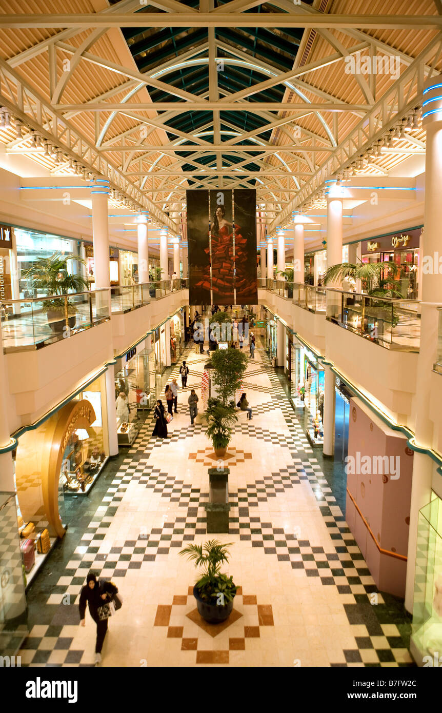 Burjuman Einkaufszentrum in Dubai Vereinigte Arabische Emirate Stockfoto