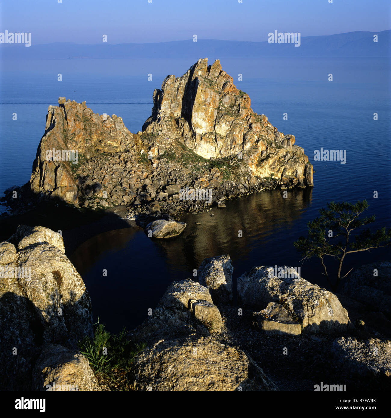 Russland. Irkutsker Gebiet. Der Baikalsee. Insel Olchon. Rock Schamanka. [Mittelformat] Stockfoto