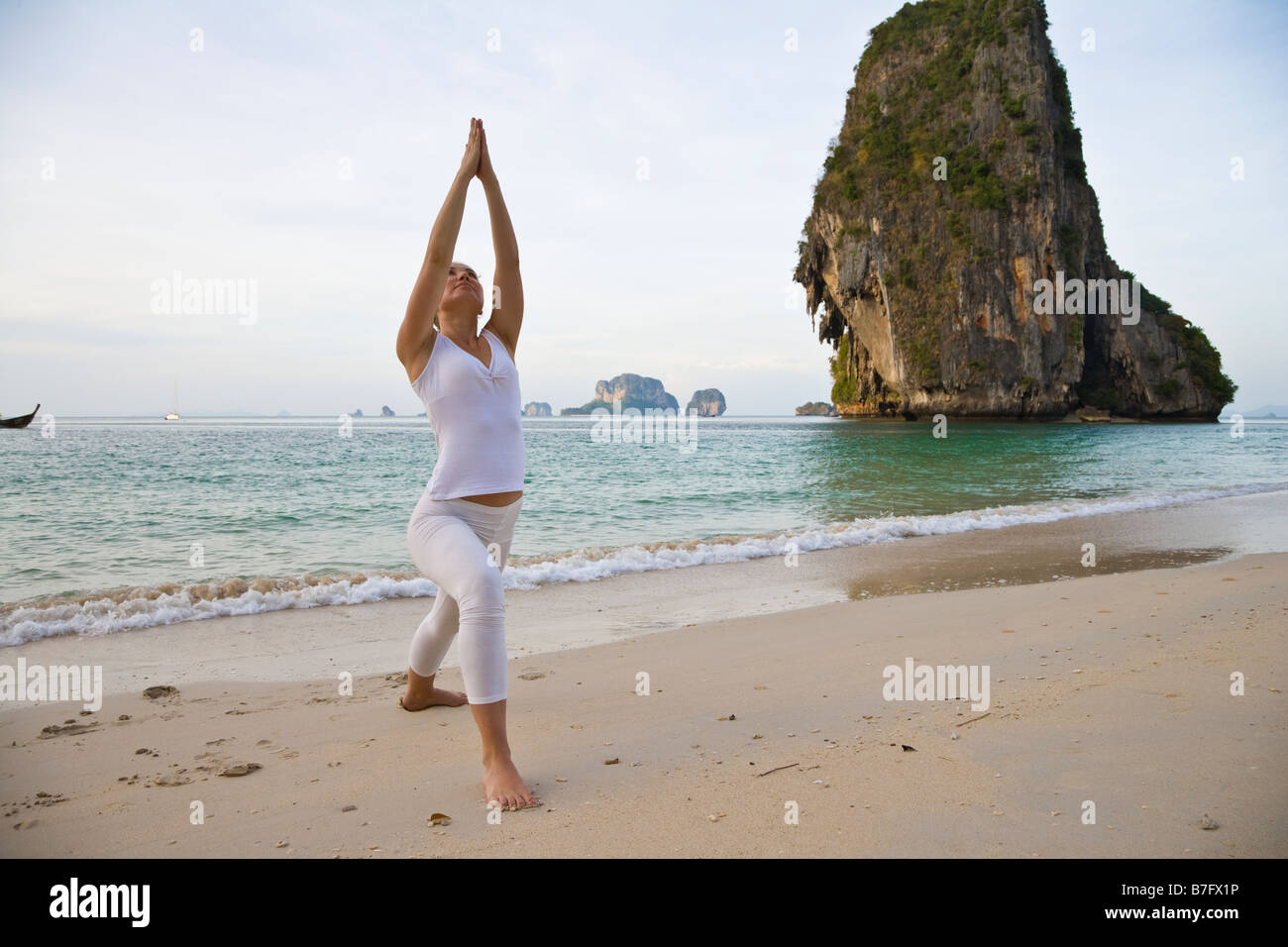 Yoga, Strand, Krieger darstellen, Balance, Ruhe, Meditation, Entspannung, Gesundheit, Gesundheit, Wohlbefinden, wieder zu beleben, neu zu beleben, Atem, Stockfoto