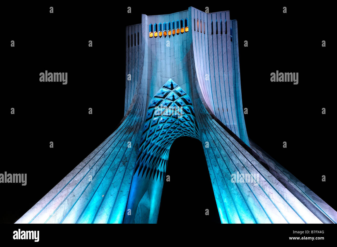 Azadi Freiheitsdenkmal Bogen Teheran Iran beleuchtet beleuchtete Nacht dunkel blau leuchten Stockfoto