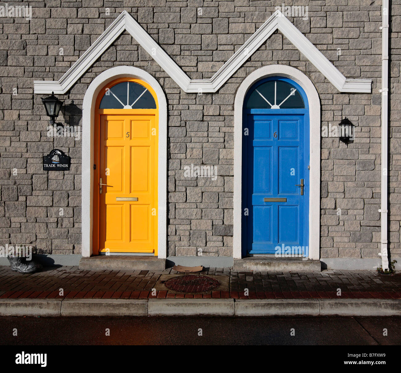 Zwei farbige Türen in Dungarvan Stockfoto
