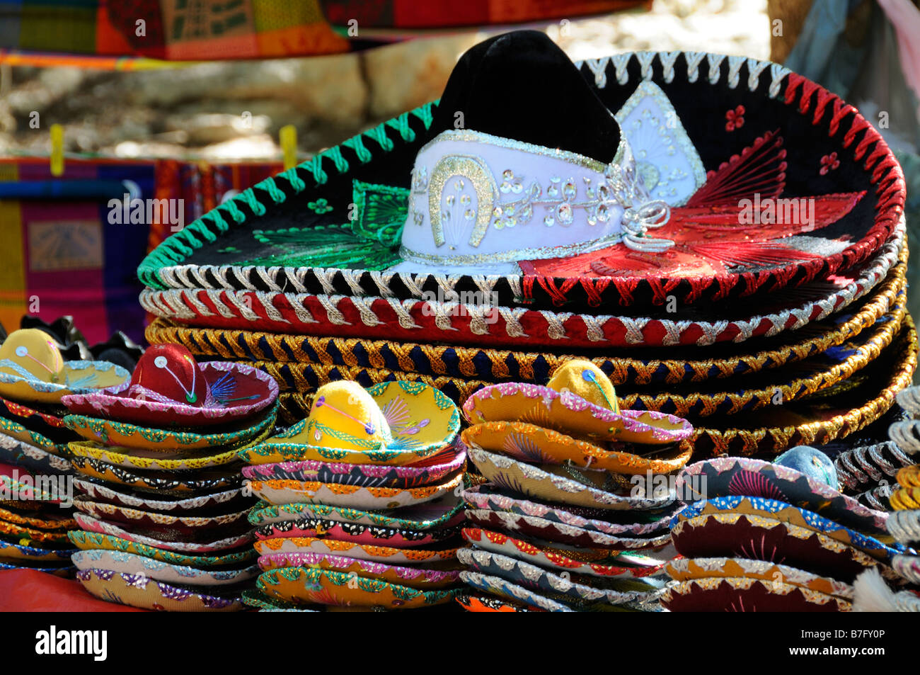 Stapel von mexikanischen Sombreros, Marktstand, Mexiko Stockfoto
