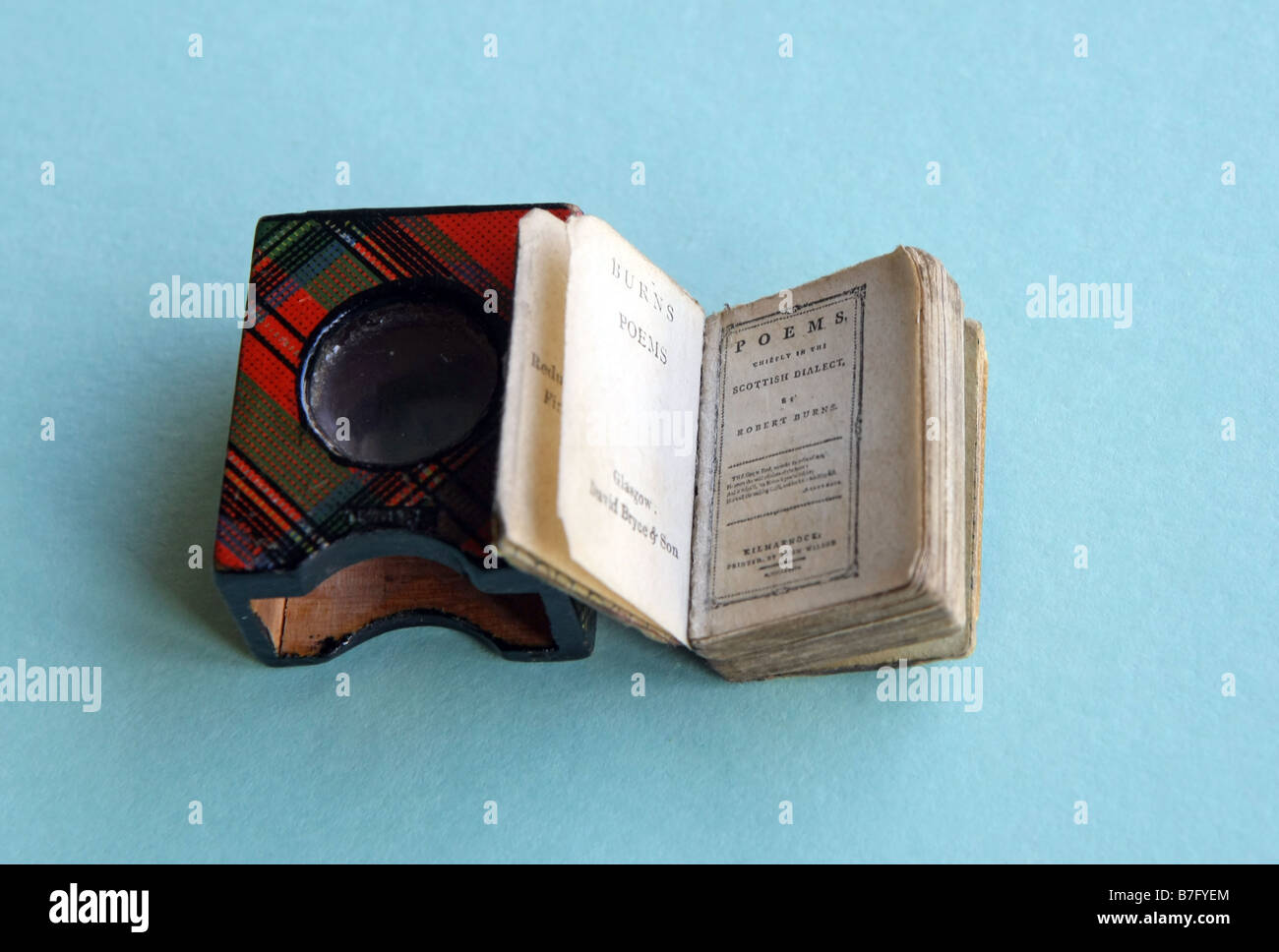 Winzige Buch von Robert Burns Gedichte, in einem Fall mit Vergrößerungsglas Objektiv gebaut. Stockfoto
