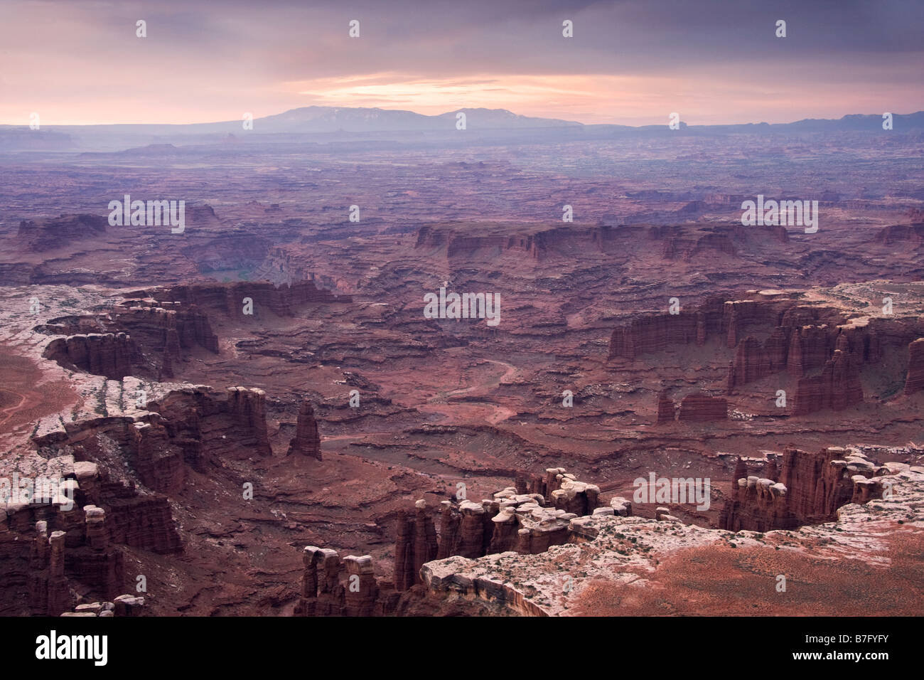 Sonnenaufgang über White Rim und Denkmal-Becken auf der Insel Sky Bezirk des Canyonlands National Park in Utah Stockfoto