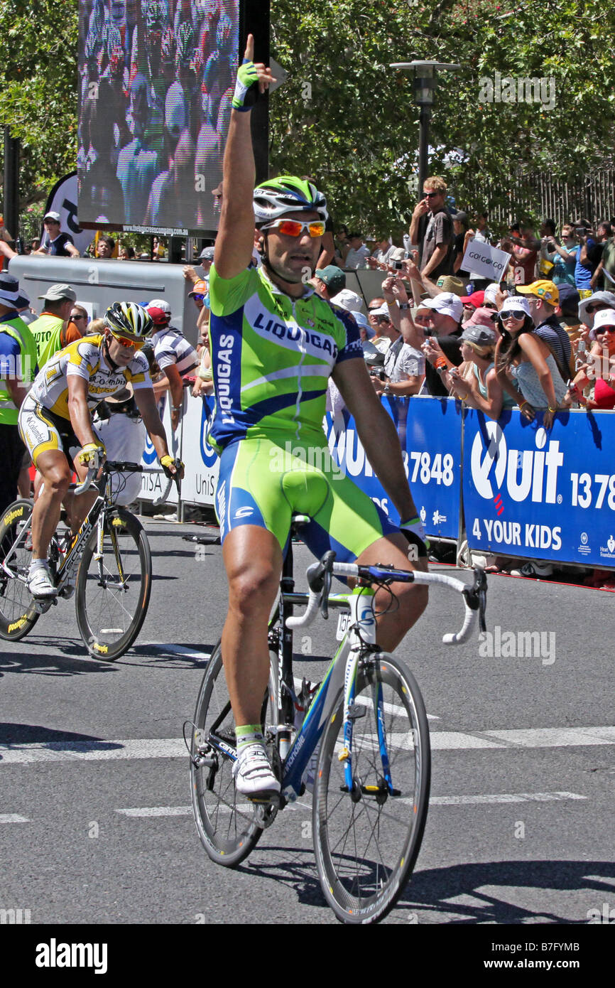 Francesco Chicchi vom Liquigas-Team feiert nach dem siegreichen 6. Etappe der Tour Down Under in Adelaide Australien Stockfoto