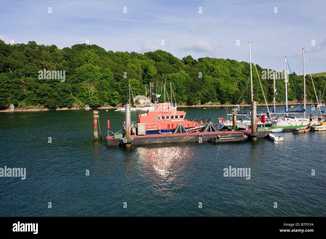 Fowey Rettungsboot Maurice und Joyce Hardy auf einem Ponton auf dem Fluss Fowey Cornwall Stockfoto