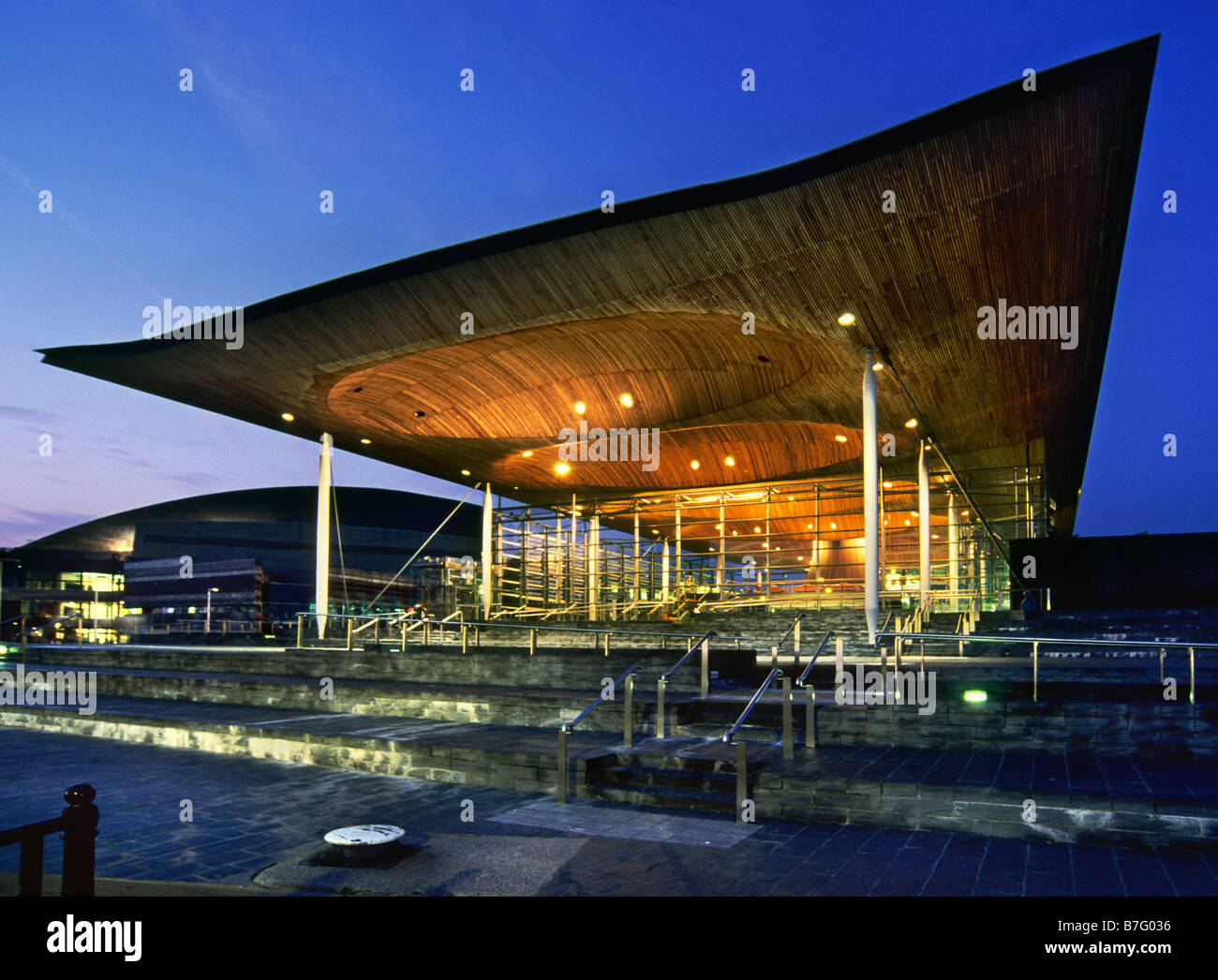 Der Welsh Assembly Building Cardiff in der Abenddämmerung Stockfoto