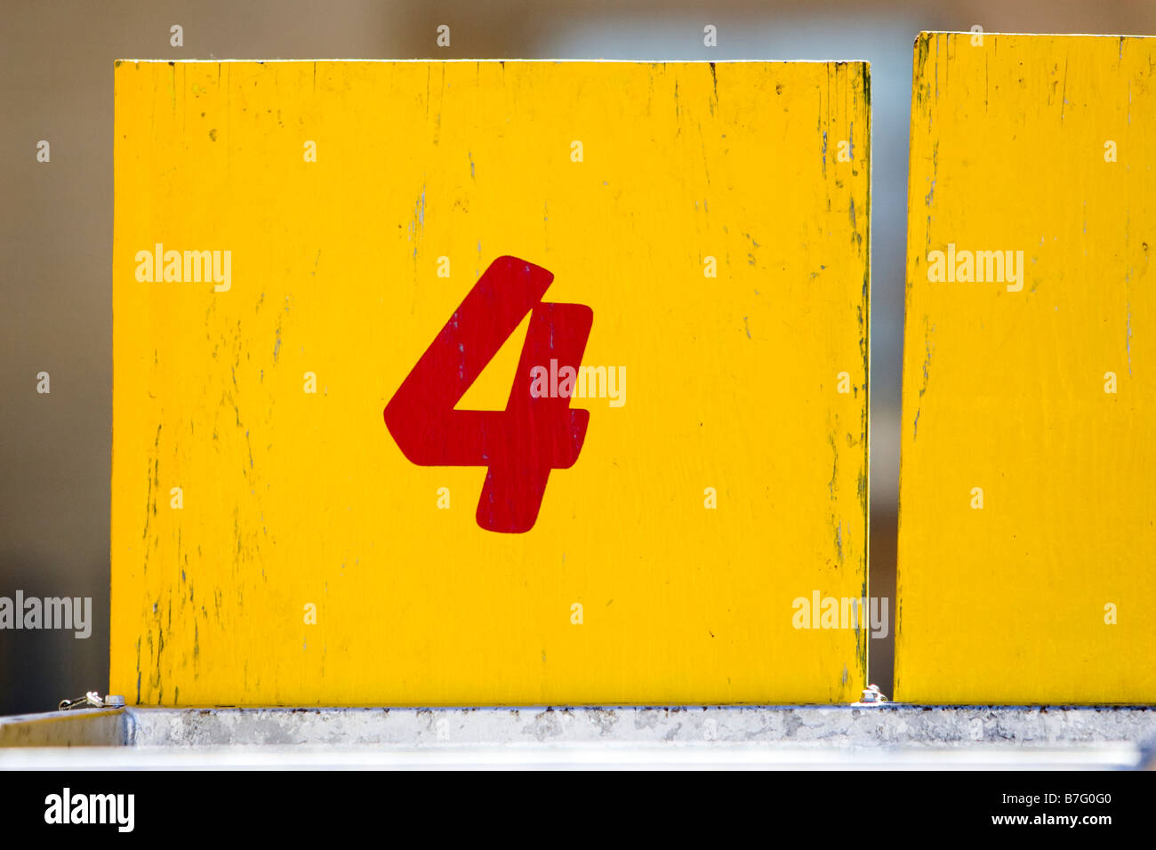 Gemalte rote Nummer 4 auf Gelbholz Stockfoto