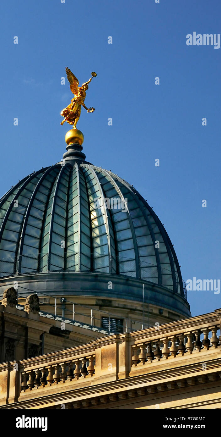 Blick Auf sterben findet des Sächsischen Kunstvereins Blick auf die Kuppel der Sächsischen Akademie der Künste Stockfoto