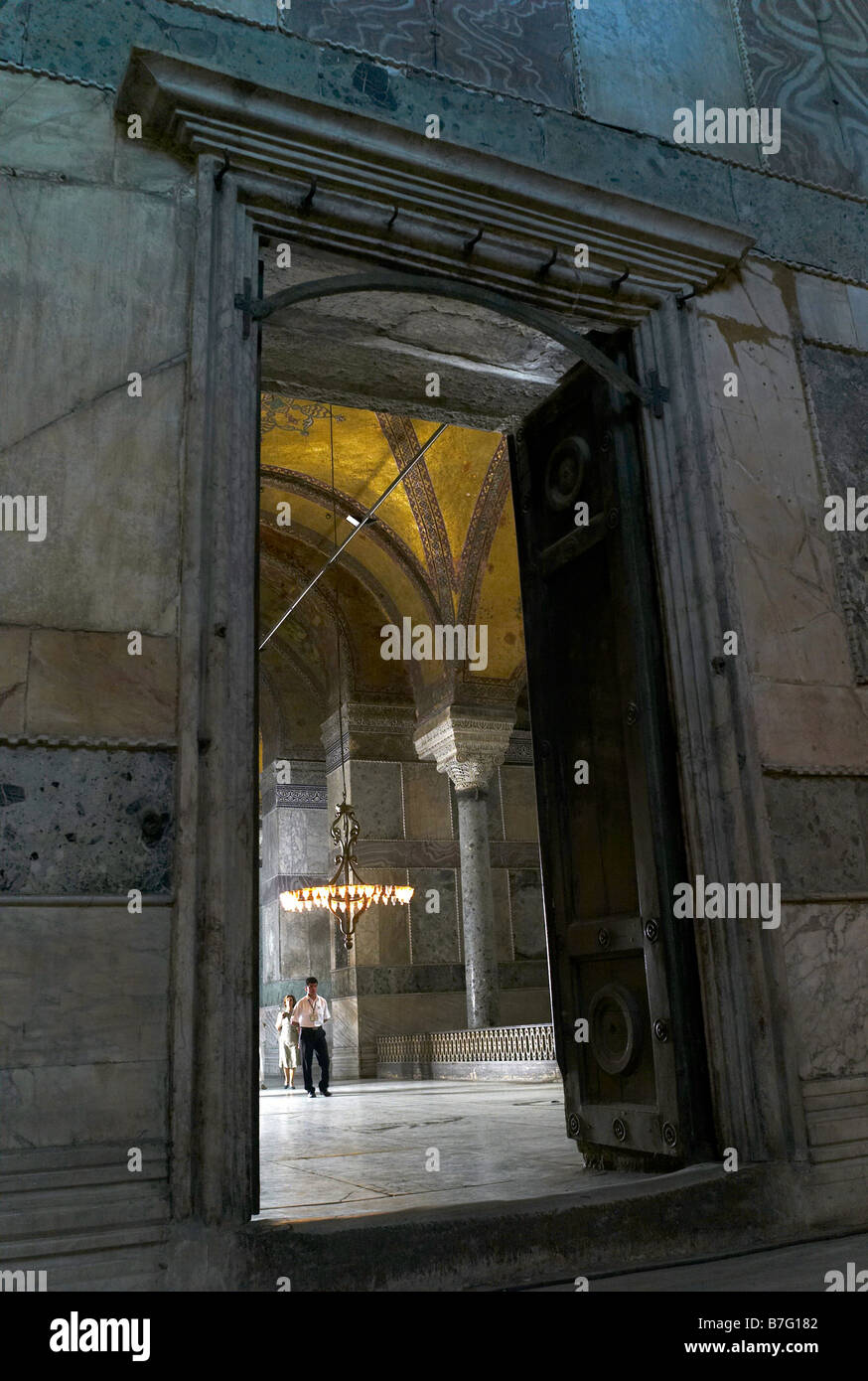 Touristen besuchen die Hagia Sofia in Istanbul Stockfoto