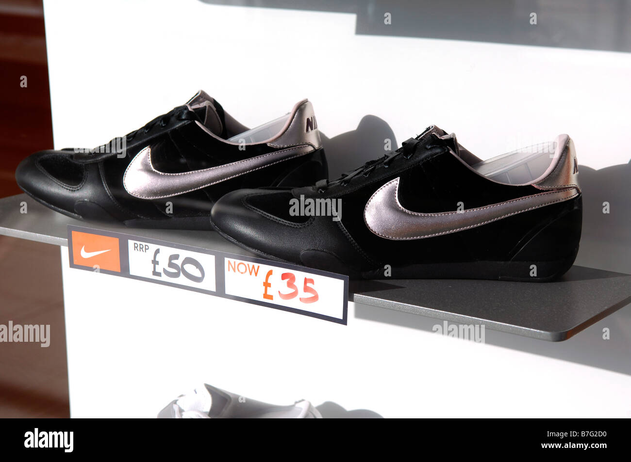 Nike Schuhe Trainer Ausbildung Schuhe Schaufenster reduziert amerikanische  Firma Fashion Retail Shop Store niketown Stockfotografie - Alamy