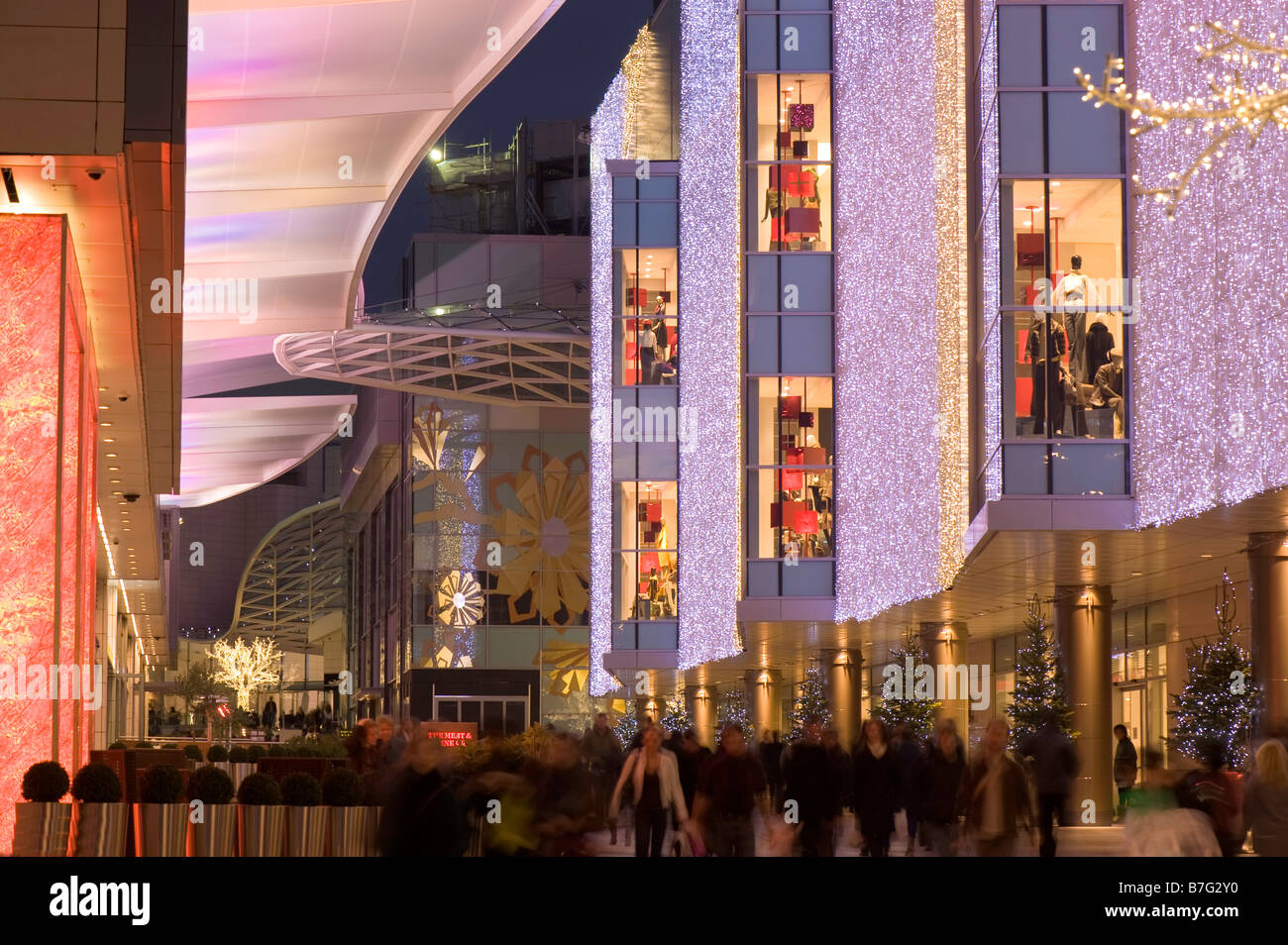 Beleuchtete Straße von Westfield Shopping Centre während Weihnachten White City W12 London Vereinigtes Königreich Stockfoto