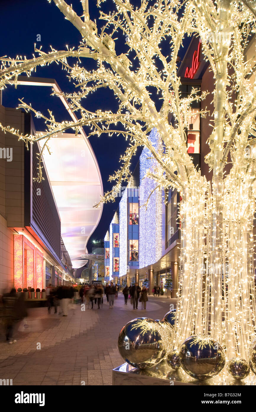 Beleuchtete Straße von Westfield Shopping Centre während Weihnachten White City W12 London Vereinigtes Königreich Stockfoto