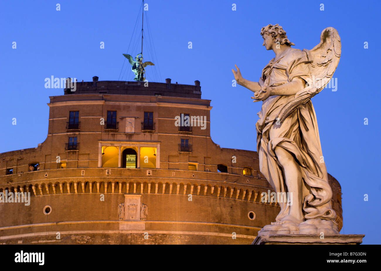 Rom - Engel Statue Form Engel überbrücken und Engel Schloss - Abend Stockfoto