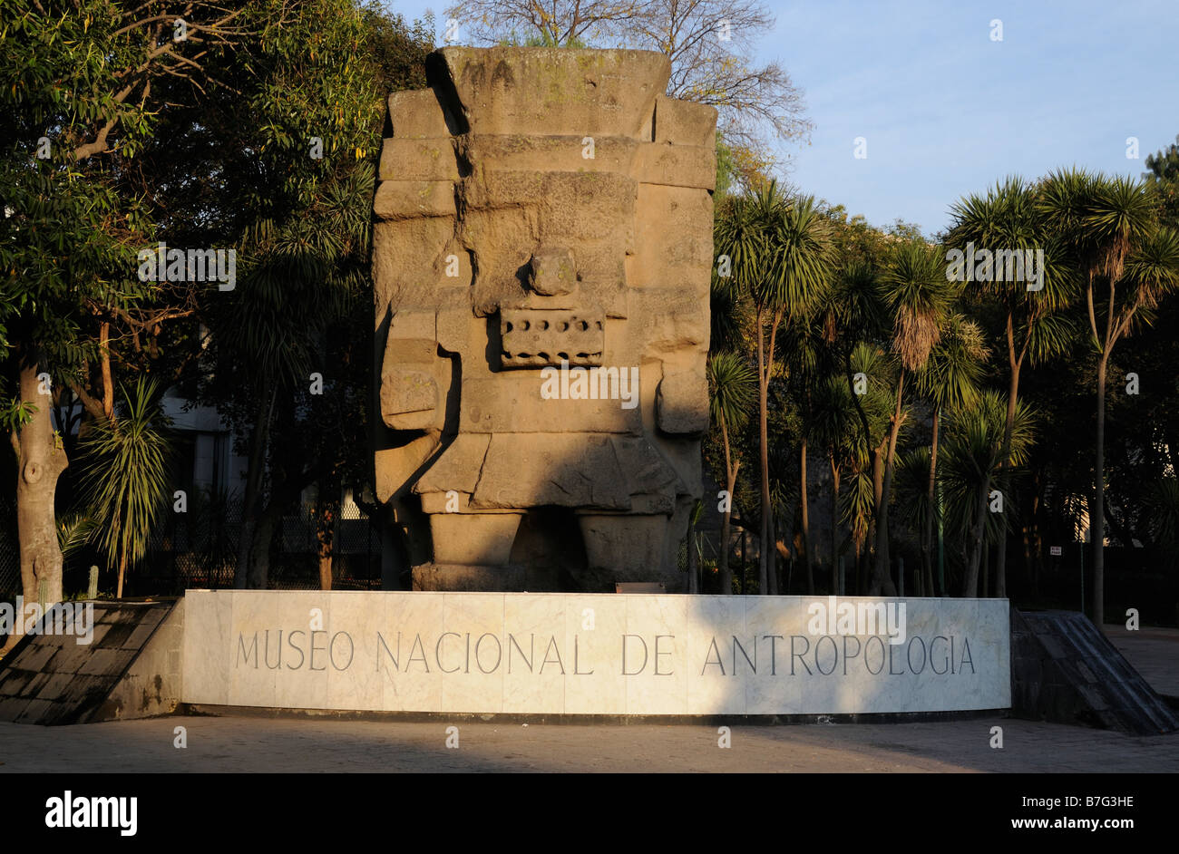 Statue der Regengott Tlaloc vor anthropologisches Museum, Mexiko-Stadt Stockfoto