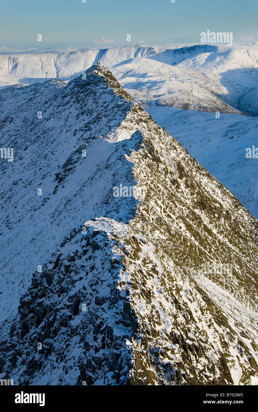 Winterwanderer [zwei Personen] auf Striding Edge, Lakelandpoeten Stockfoto