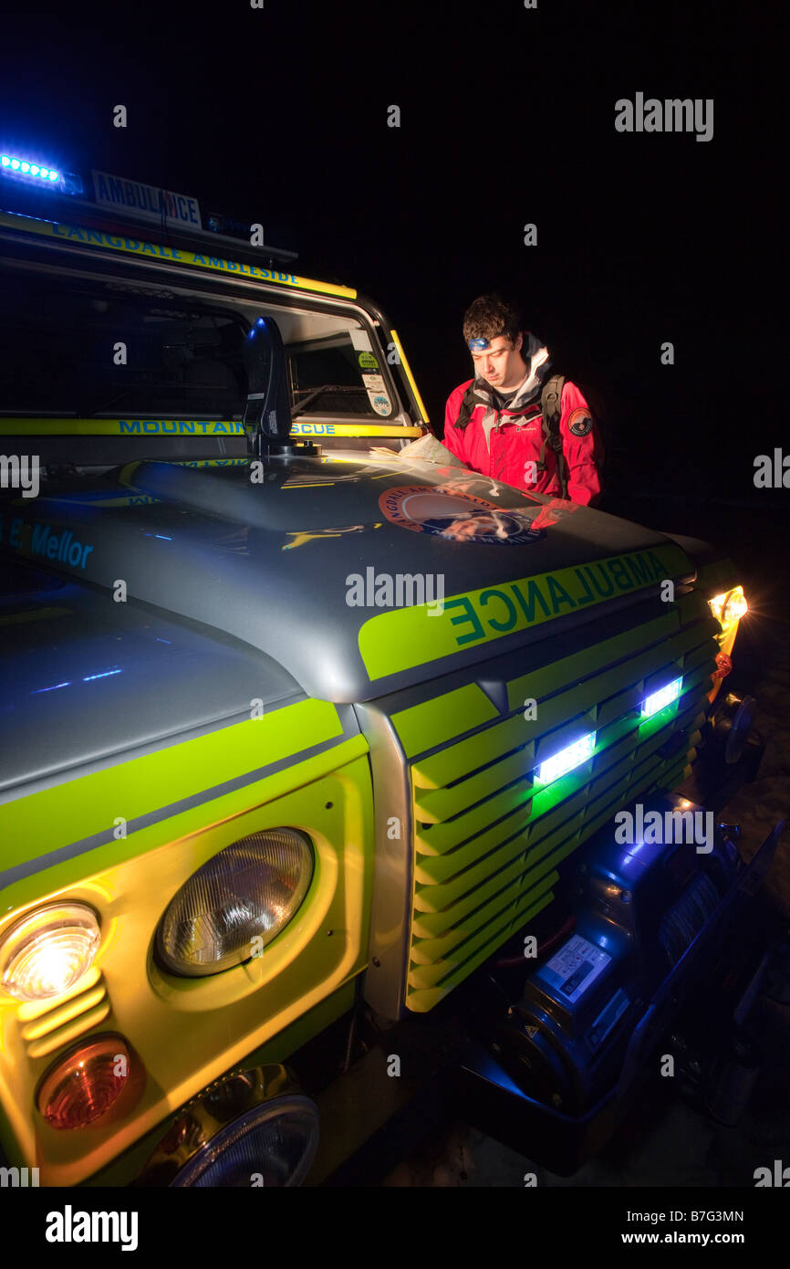 Ein Langdale Ambleside Mountain Rescue Team Landrover, nachts unter roten Geröllhalden in der Seenplatte-UK Stockfoto