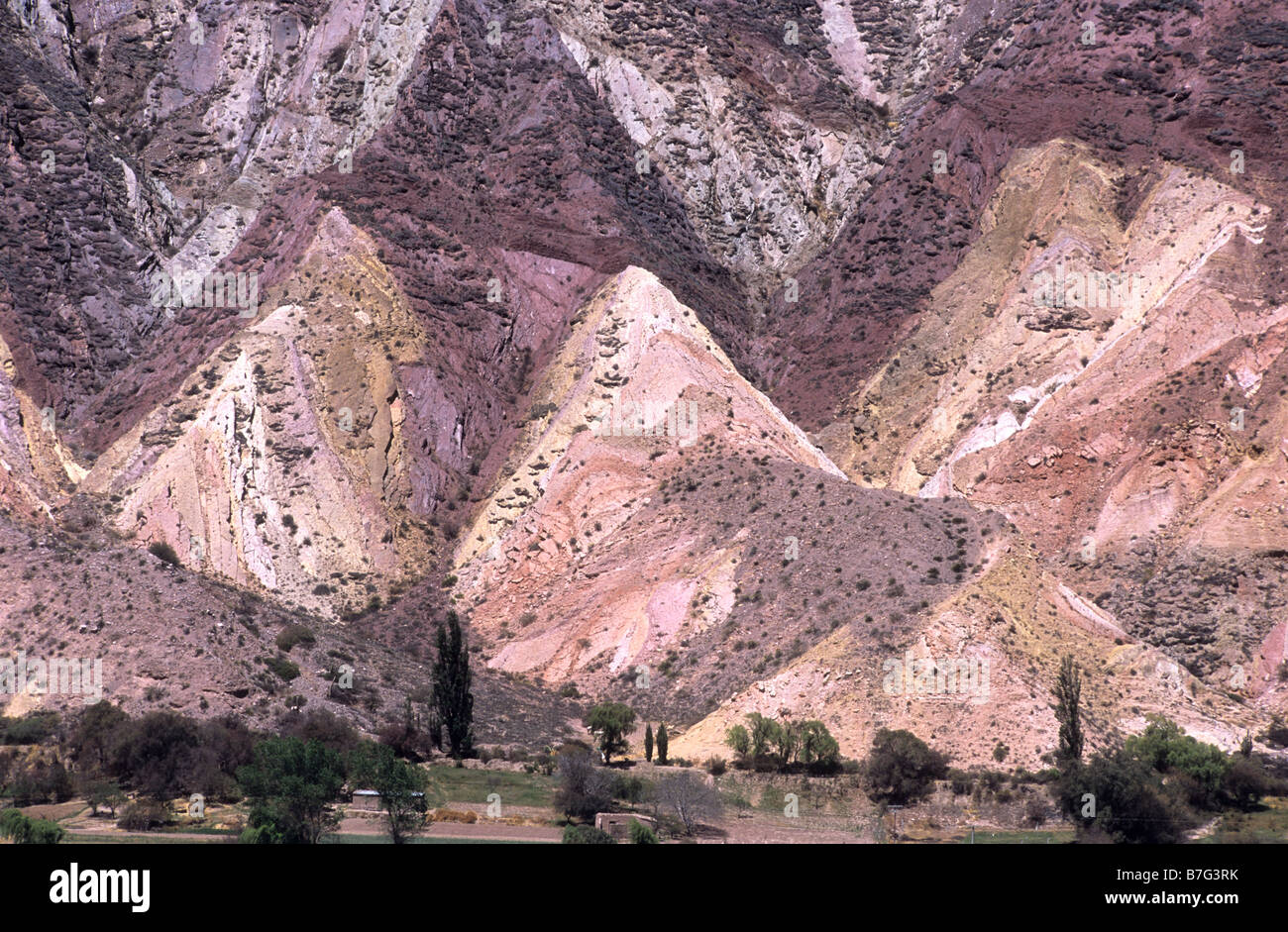 Detail der „Malerpalette“ / „La Paleta del Pintor“ flatiron-Felsformationen am Hügel, Maimara, Quebrada de Humahuaca, Argentinien Stockfoto