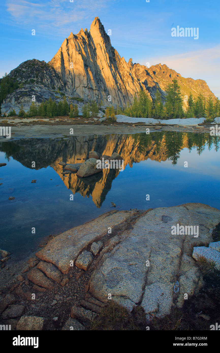 GNOME Tarn und Prusik Peak im Bereich Verzauberung Seen des alpinen Seen Wildnis, Washington Stockfoto