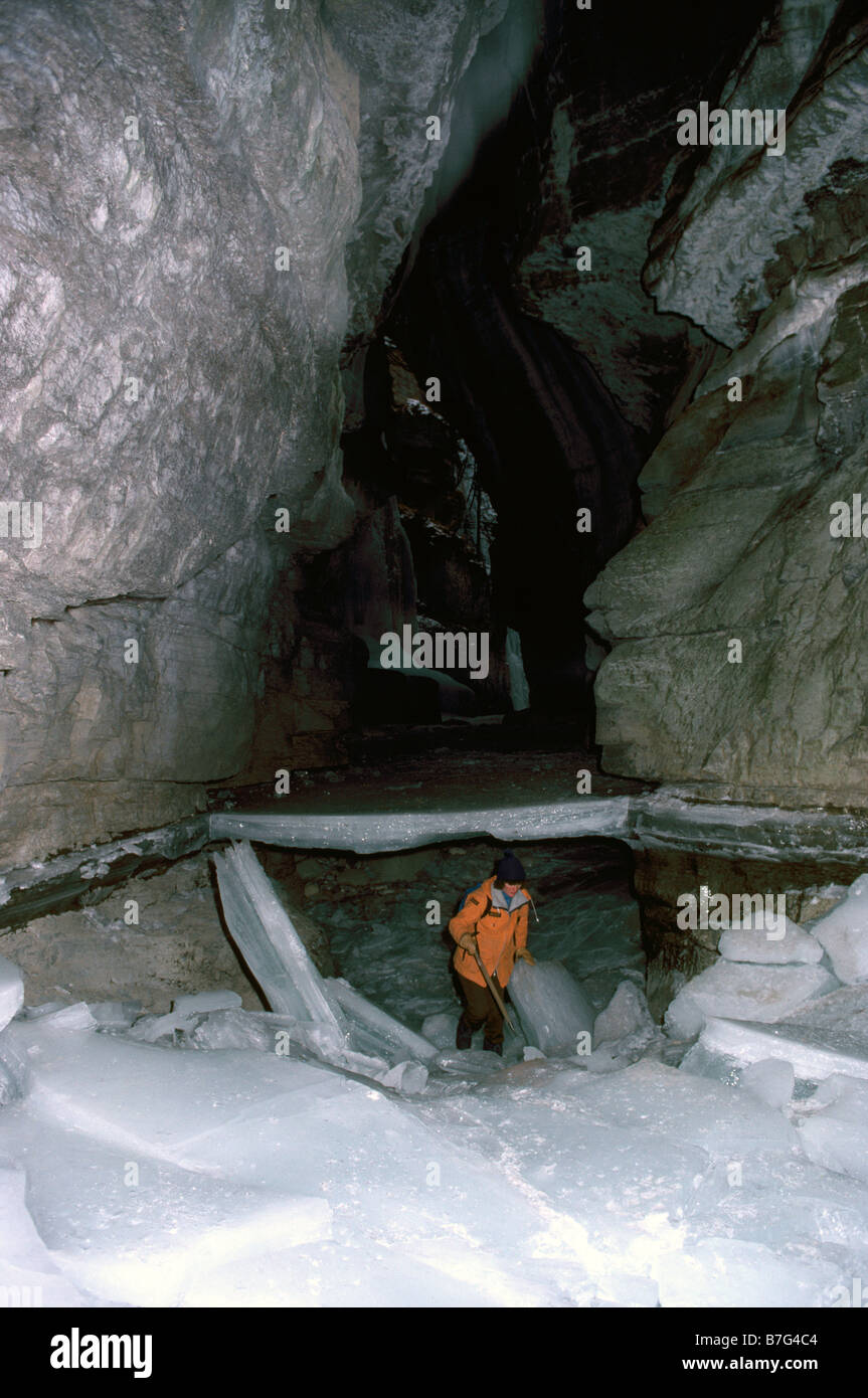 Touristen auf ein Eis zu Fuß erkunden unter dem Eis am Boden des Maligne Canyon in Jasper Nationalpark Alberta Kanada Stockfoto