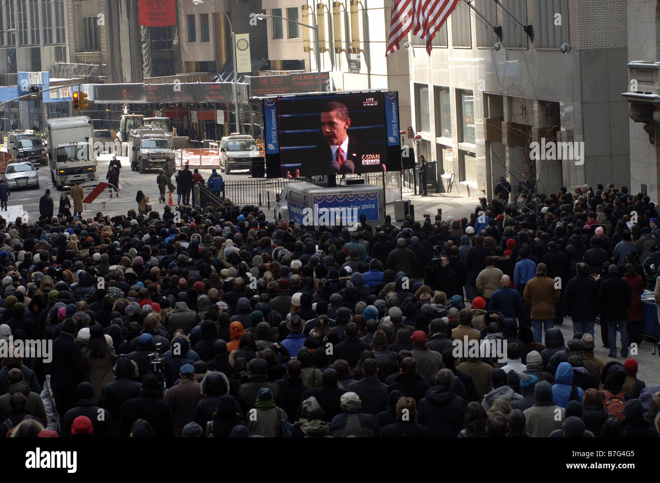 Zuschauer zu sammeln außerhalb der New Yorker Börse in New York, die Amtseinführung von Barack Obama zu sehen Stockfoto