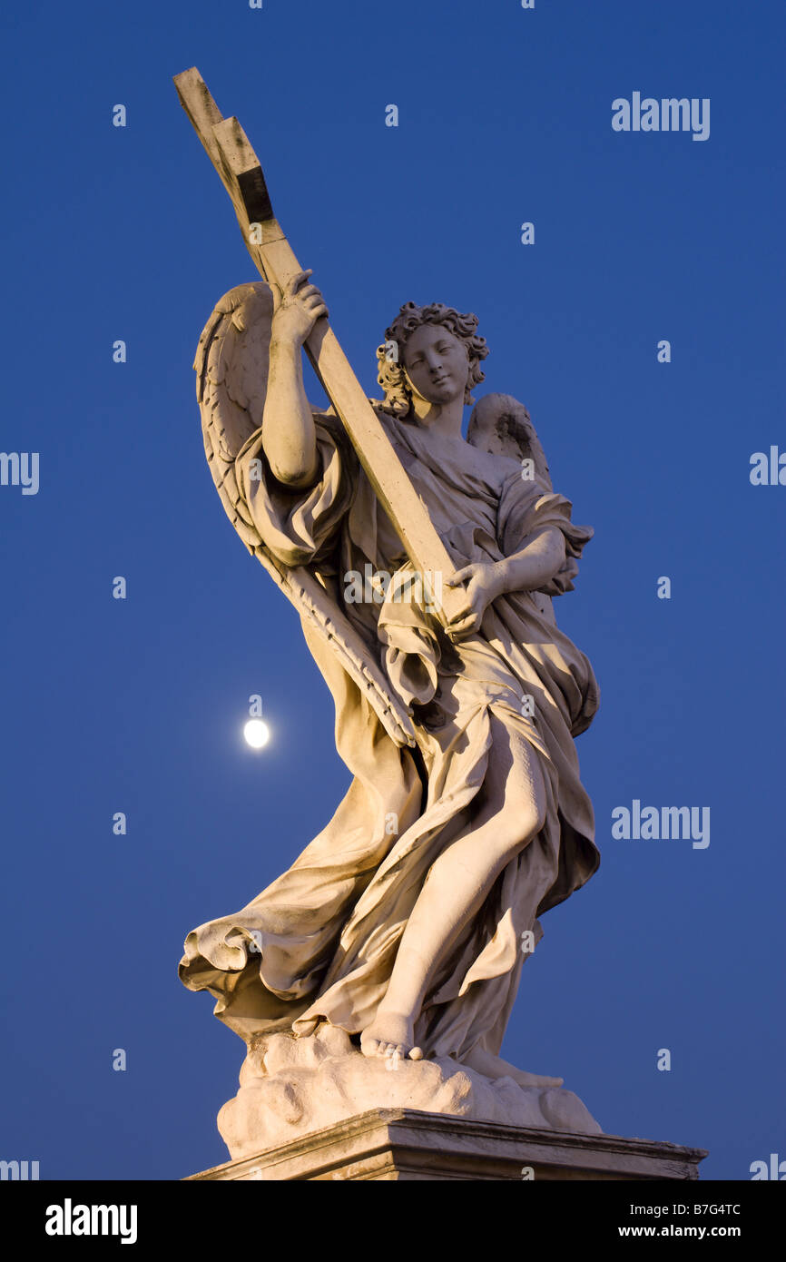 Rom - Engel Statue Form, die Engel zu Abend überbrücken- Stockfoto