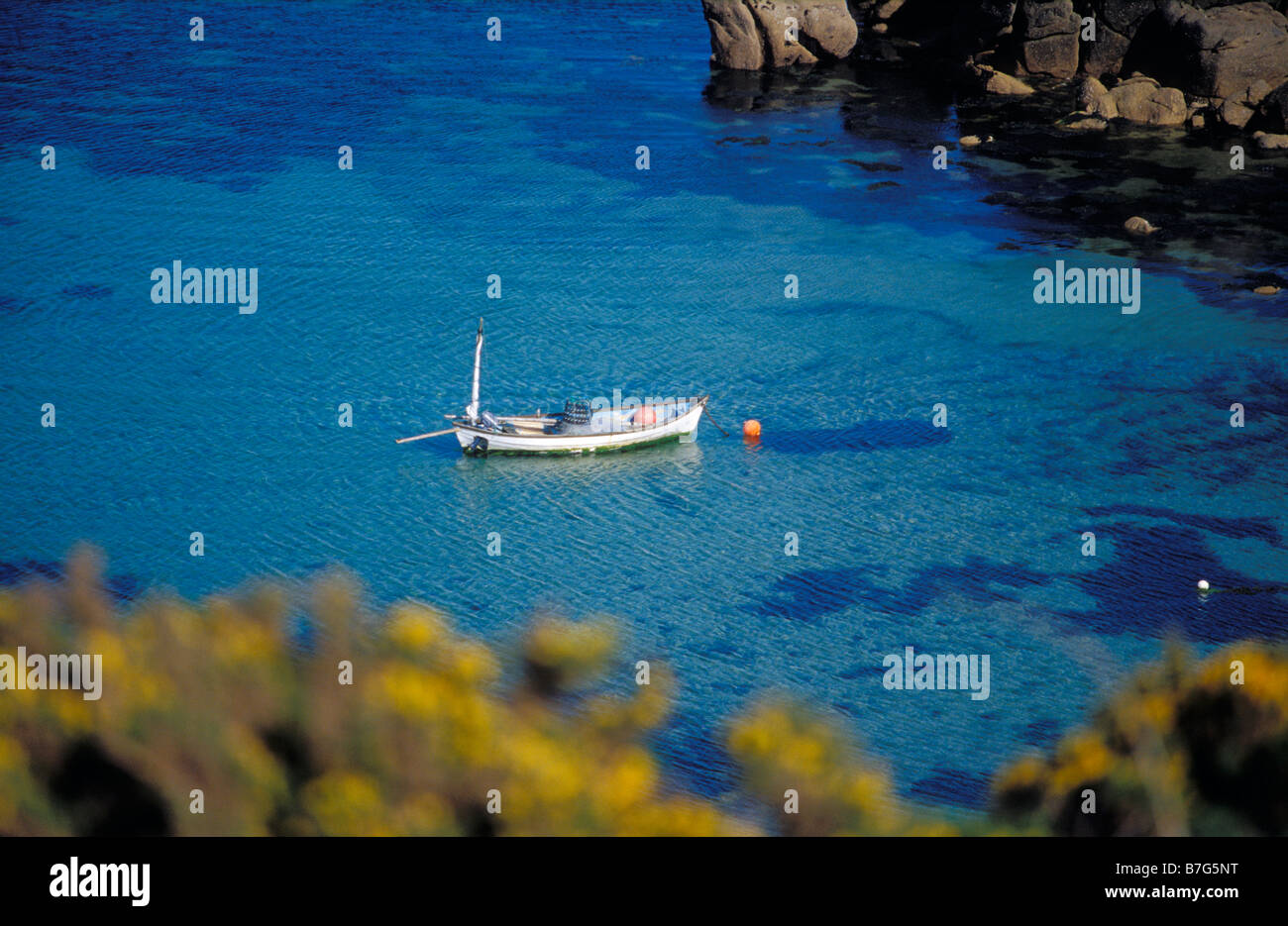 Ein Fischerboot vor Anker von Bryher betrachtet. Isles of Scilly Cornwall UK Stockfoto