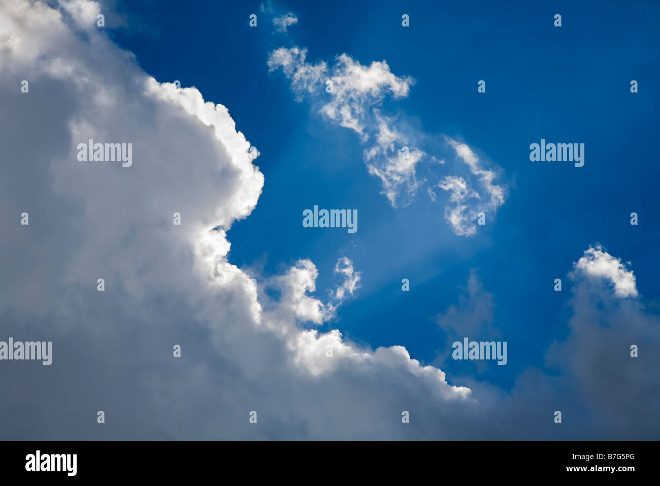 Wolken am blauen Himmel Stockfoto