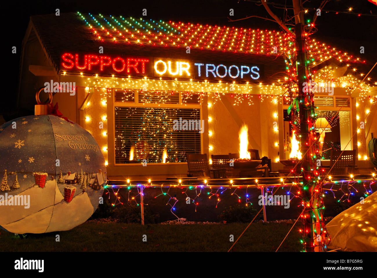 Unterstützung, Truppen Weihnachten Display vor Haus Stockfoto
