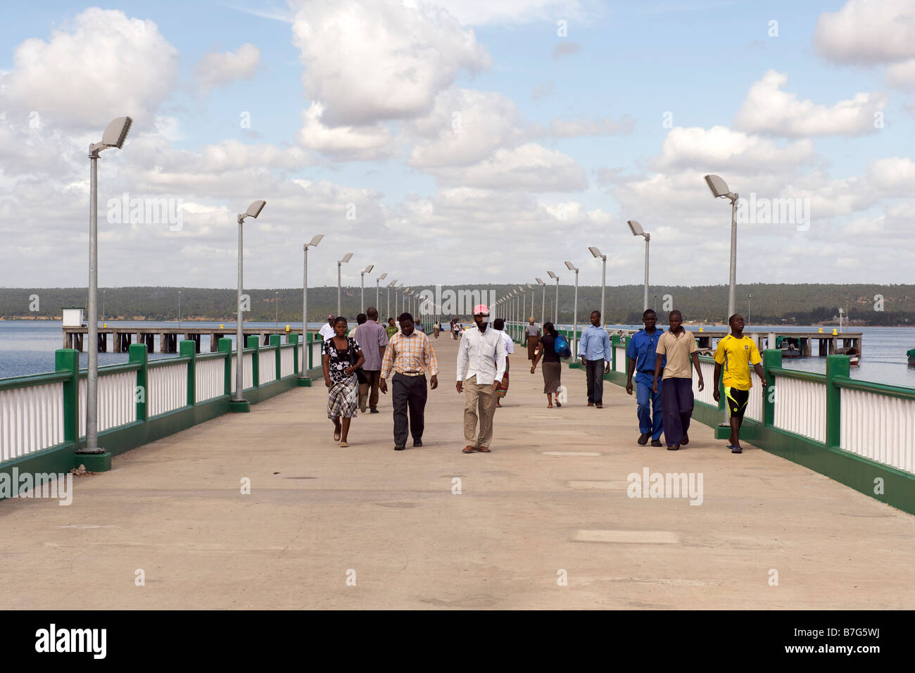 Fußgänger auf dem Pier in der Stadt von Inhambane in Mosambik. Stockfoto