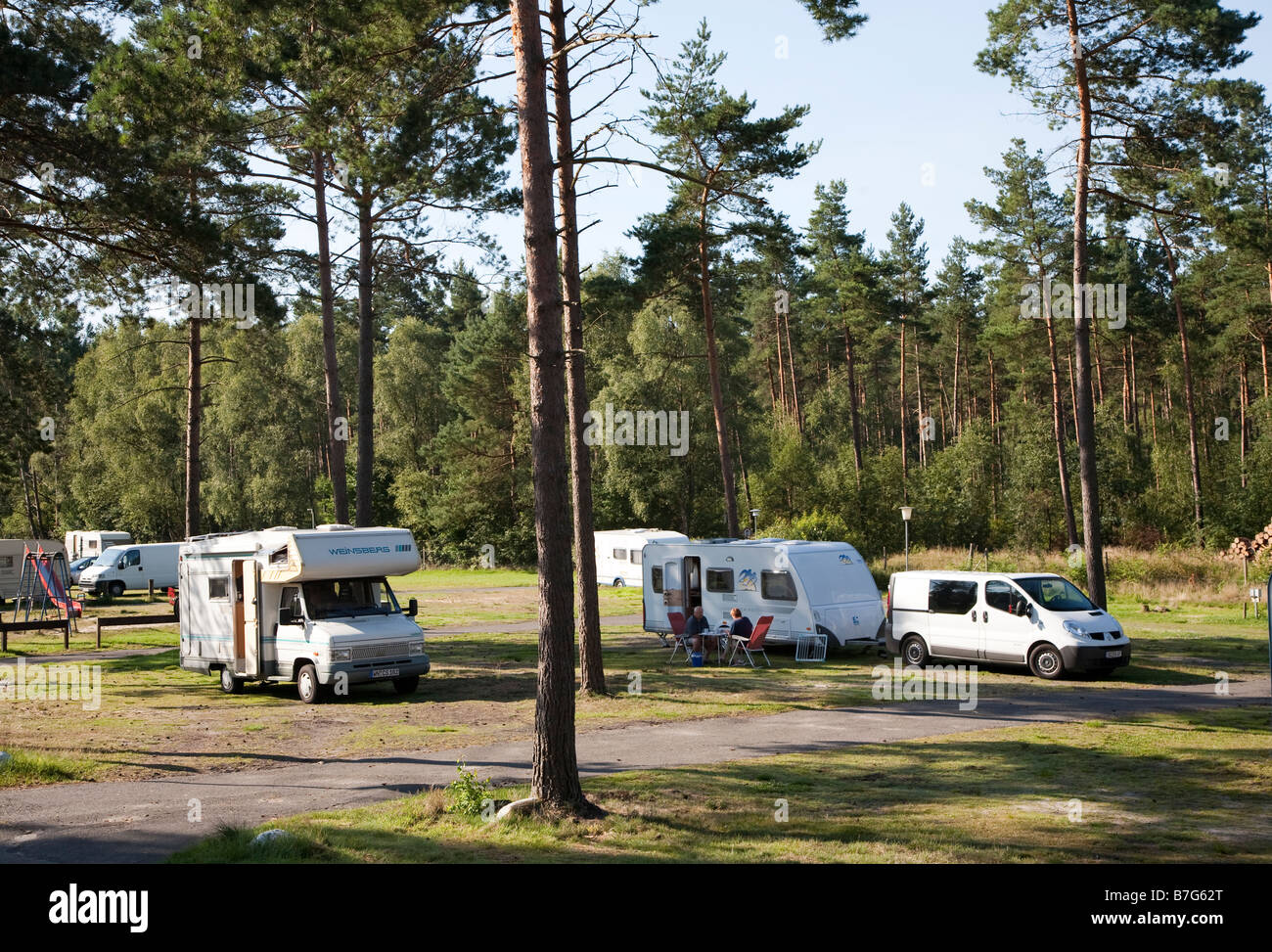 Wohnmobile auf Campingplatz im Wald Lübeck Deutschland Stockfotografie -  Alamy