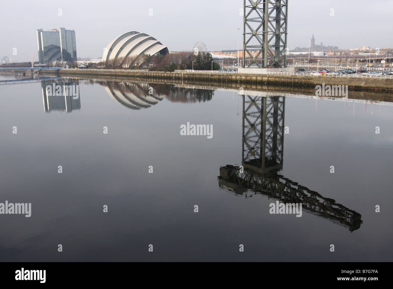 Crowne Plaza Hotel, Clyde Auditorium und Finnieston Crane spiegelt sich im Fluss Clyde-Glasgow Schottland Dezember 2008 Stockfoto