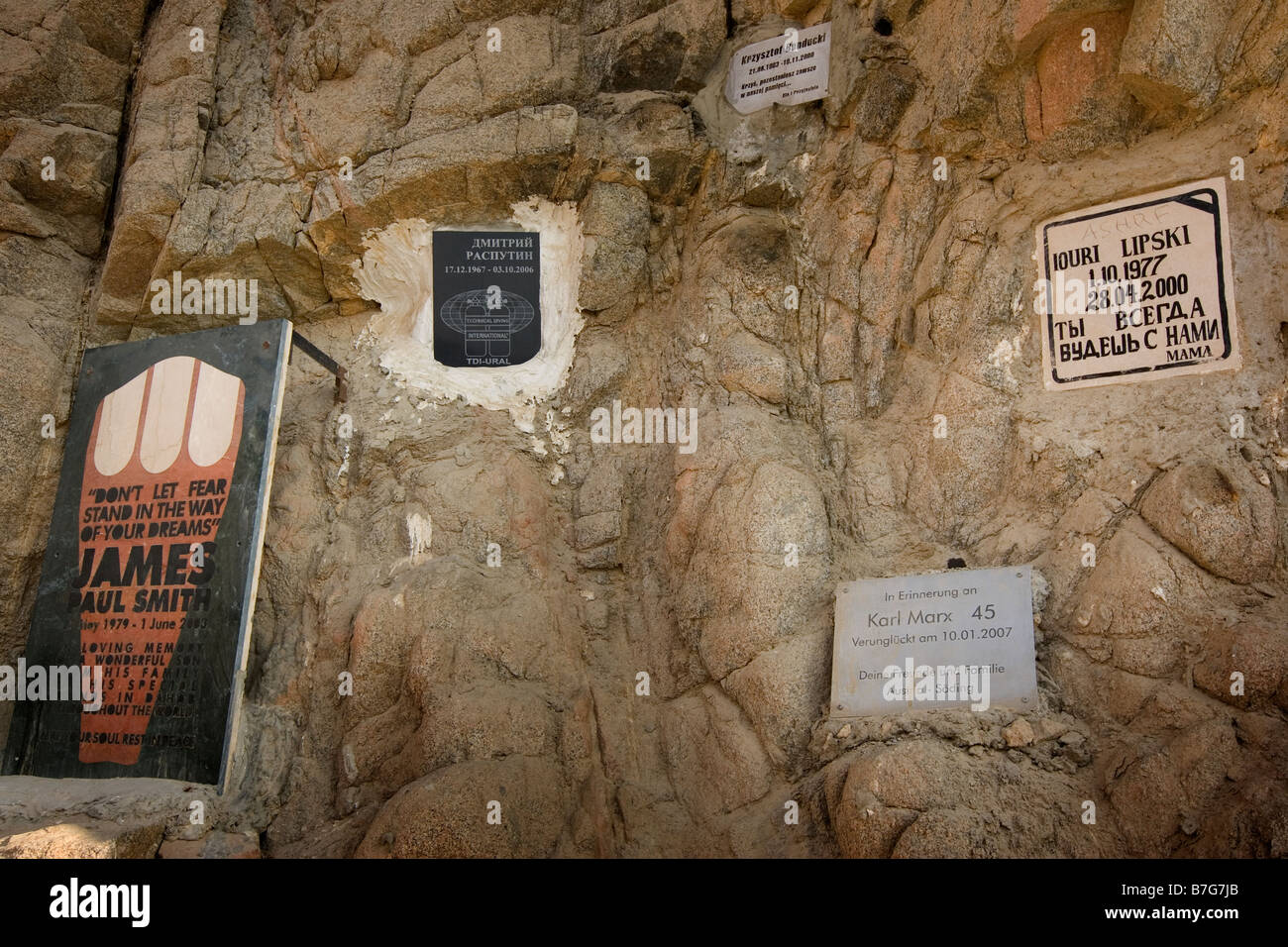 Gedenktafeln angebracht auf einem Rock, blaue Loch, Dahab, Ägypten Stockfoto