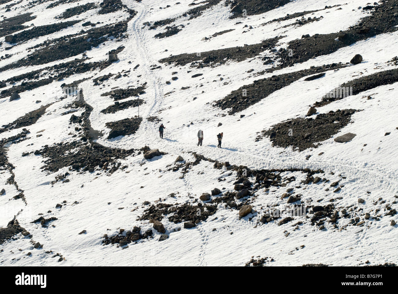 Wanderer der Schar La Pass überqueren. Nepal Stockfoto