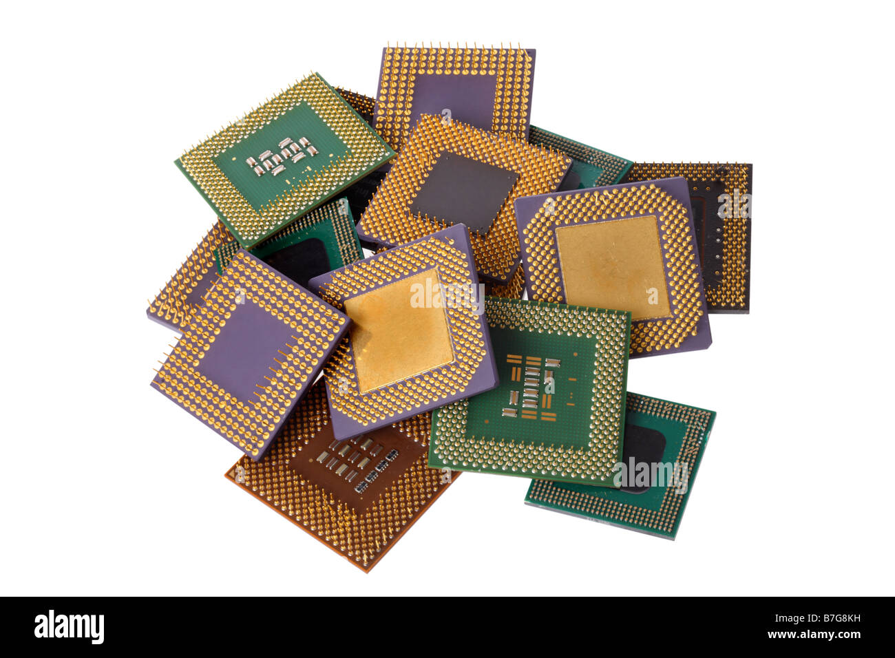 Haufen von Computer-Prozessor-Chips auf weißem Hintergrund ausschneiden Stockfoto